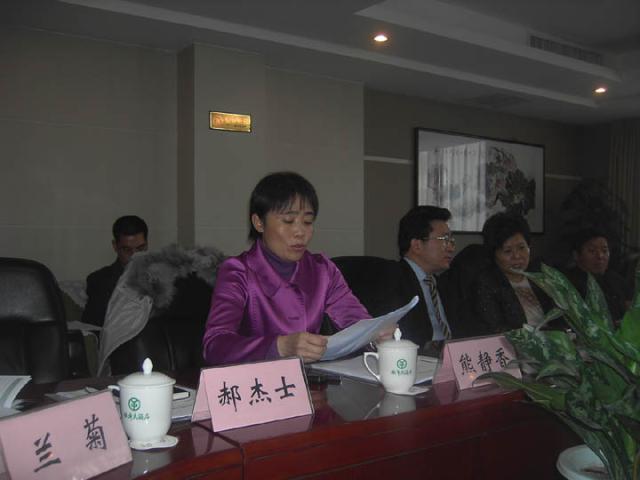 信阳市政协副主席、九三学社信阳市委主委熊静香汇报工作